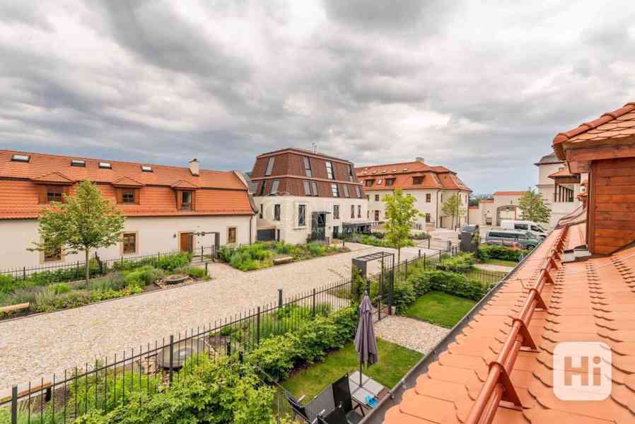 Výjimečný rodinný domek u Trojského zámku,  4+KK s předzahrádkou, sklepem a 2 garážovými stáními v r - foto 30