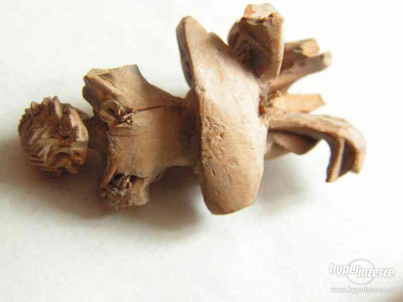 Stará malinká detailní dřevožezba anděla - foto 3