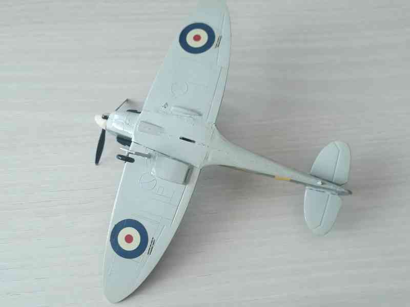  Supermarine Spitfire - sestavený model 1:72  - foto 3