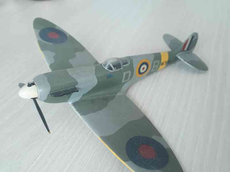  Supermarine Spitfire - sestavený model 1:72  - foto 1