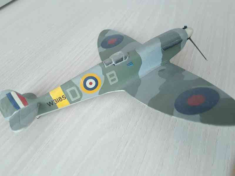  Supermarine Spitfire - sestavený model 1:72  - foto 2