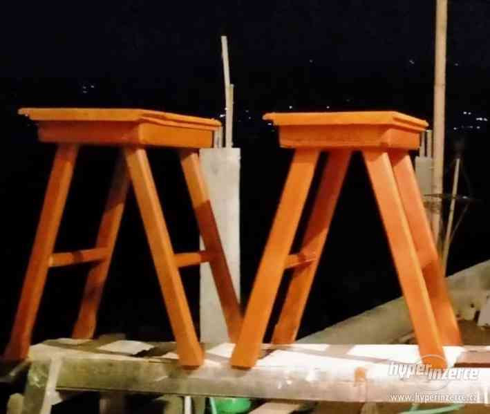 stolička z masivního dřeva, i v barové variantě - foto 2