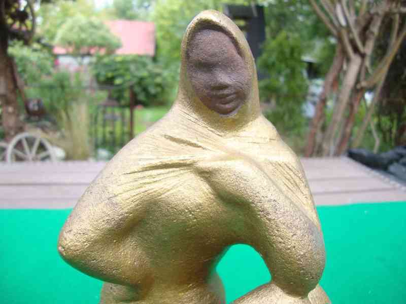 Retro socha soška dívka v šátku zlatá styl Brusel 1963 pěkná - foto 6