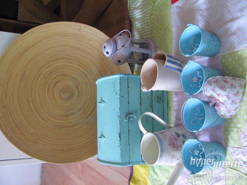 Dekorace vintage konvička, lucerny, truhla, talíř, kbelíčky - foto 1