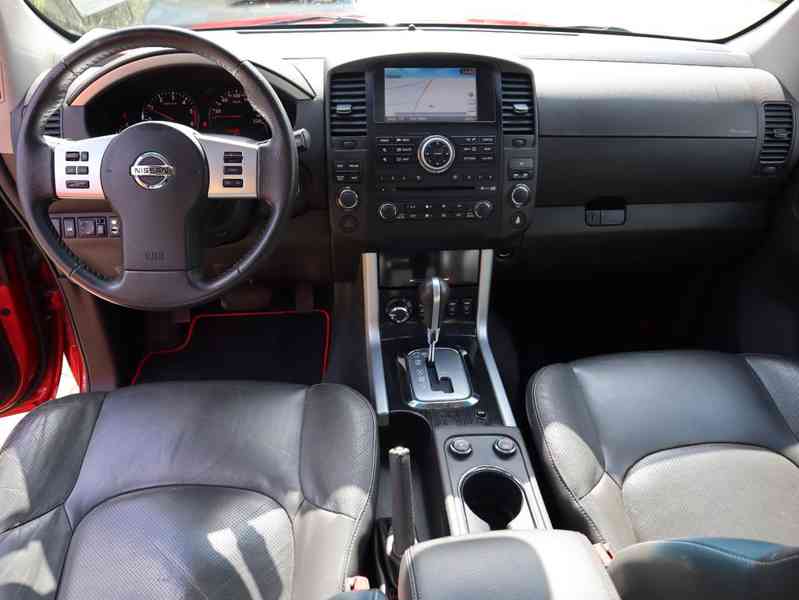 Nissan Pathfinder 2.5D LE Aut. 140kw - foto 16