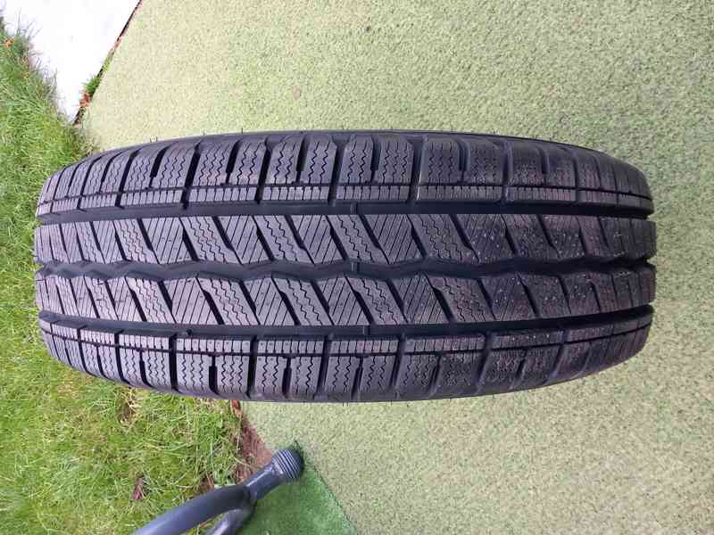 HANKOOK Winter icept LV (RW12) 215/70 R16 C 108/106R - foto 1