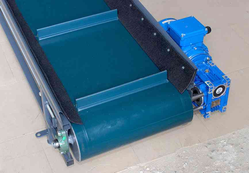Pásový dopravník 300x30 s unašeči a motorem - foto 4