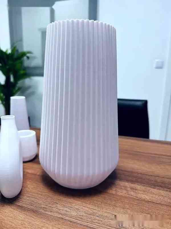 Minimalistická váza s jemným žebrováním - foto 3