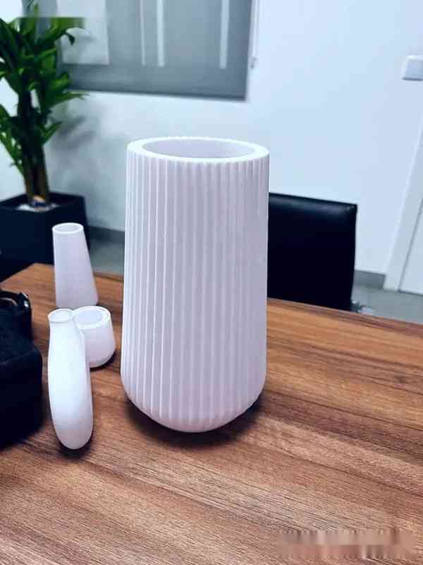 Minimalistická váza s jemným žebrováním - foto 2