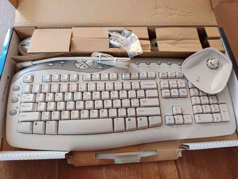 Bezdrátová klávesnice / myš a mikrofon Chicony - foto 2