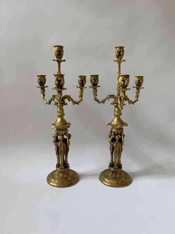 Luxusní figurální mosazné párové svícny