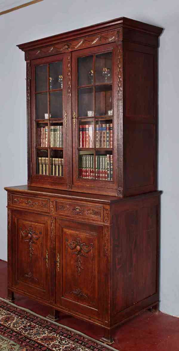 Vysoká starožitná dubová skříň / knihovna Ludvík XVI