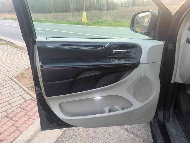 Chrysler Town & Country 3.6 LPG RT DVD Kůže 2014 - foto 15