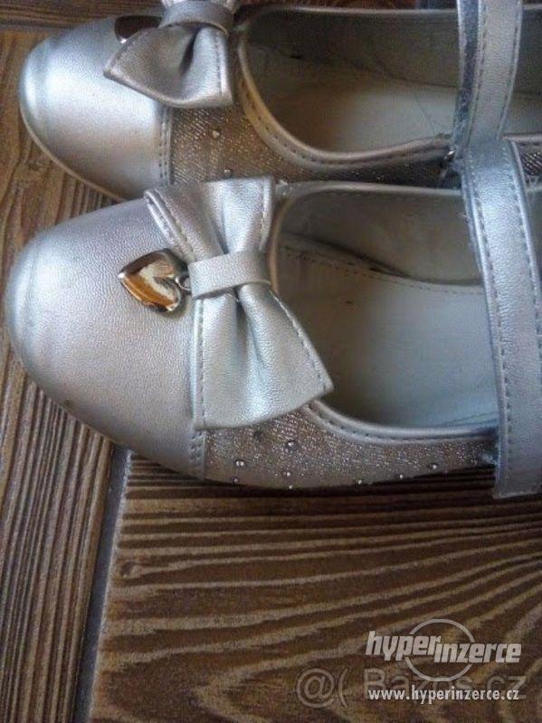 Dívčí stříbrné sváteční baleríny- vel. 35 vhodné na svatbu - foto 1
