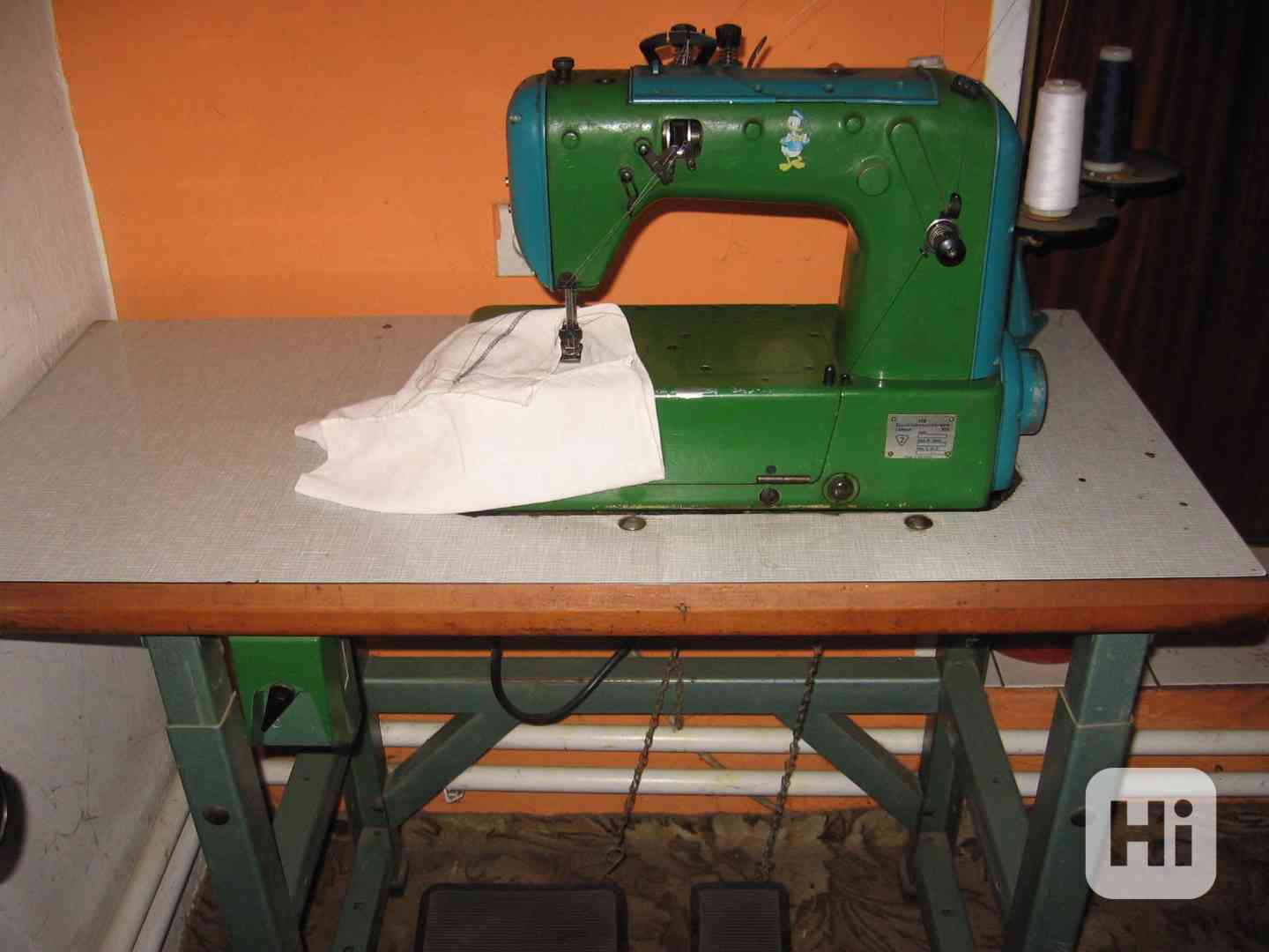 šicí průmyslový stroj dvoujehla - foto 1