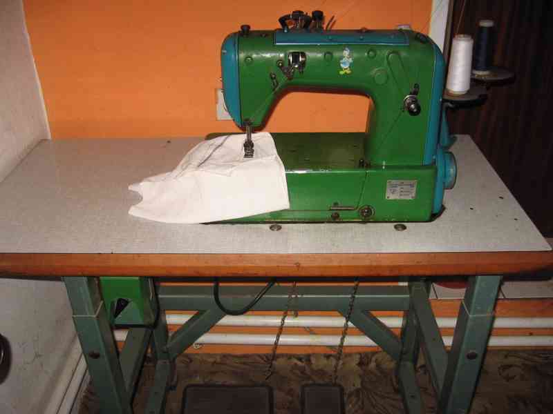 šicí průmyslový stroj dvoujehla