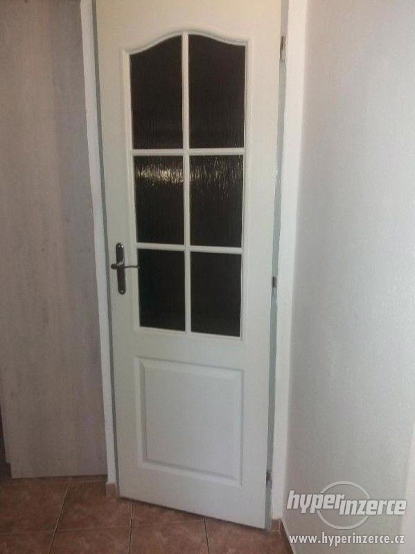 Prodám bílé dveře pravé, š. 60 cm - foto 1