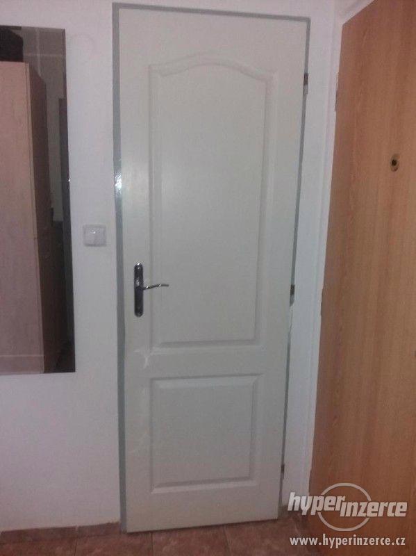 Prodám bílé dveře pravé, š. 60 cm - foto 2