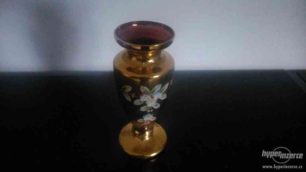 Váza kombin. zlato-vínová s květy - foto 1