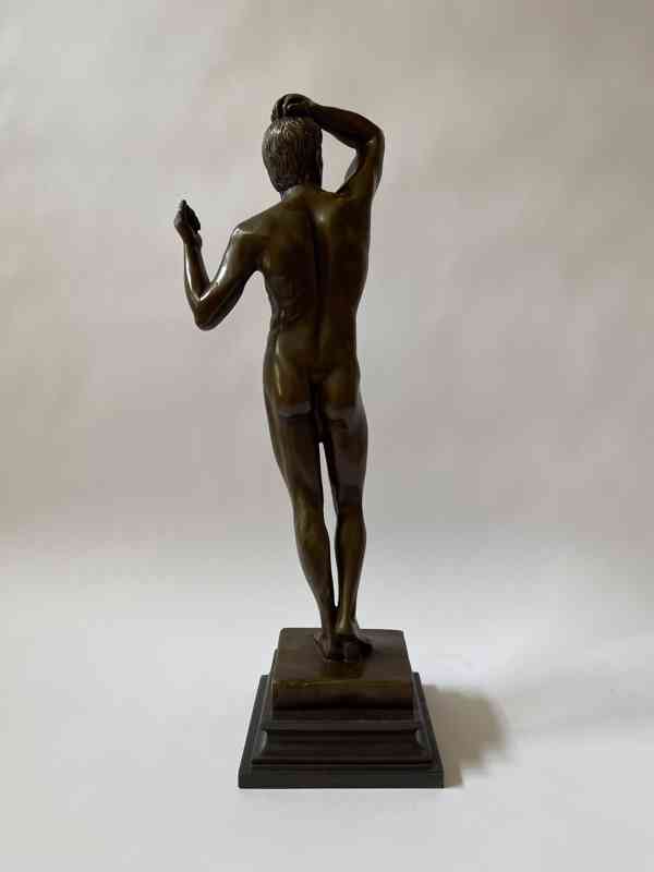Socha akt muže - bronz na mramorovém podstavci - foto 5