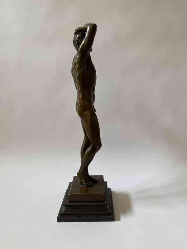 Socha akt muže - bronz na mramorovém podstavci - foto 4