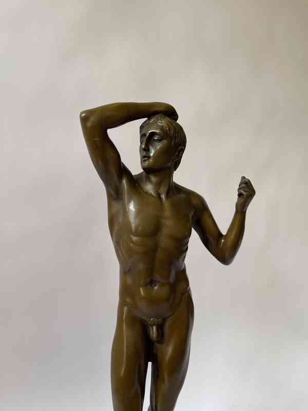 Socha akt muže - bronz na mramorovém podstavci - foto 2