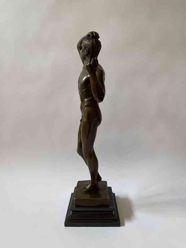 Socha akt muže - bronz na mramorovém podstavci - foto 3