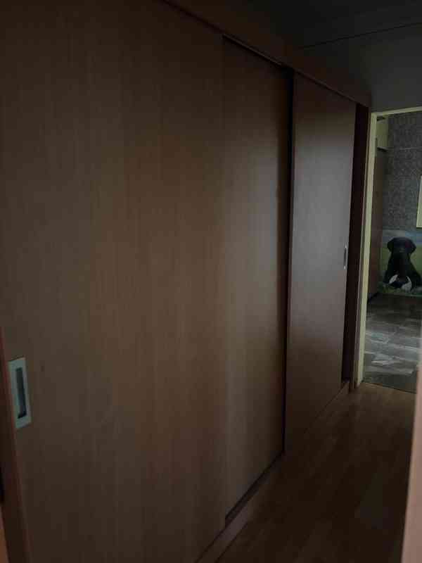 Výsuvná skříň na chodbě - foto 2