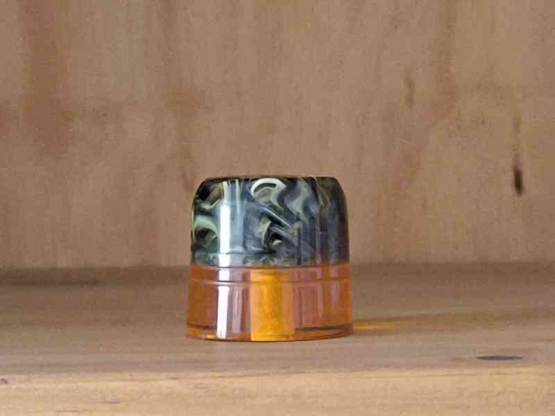 Yaqi stojánek na holící strojek z pryskyřice - foto 2