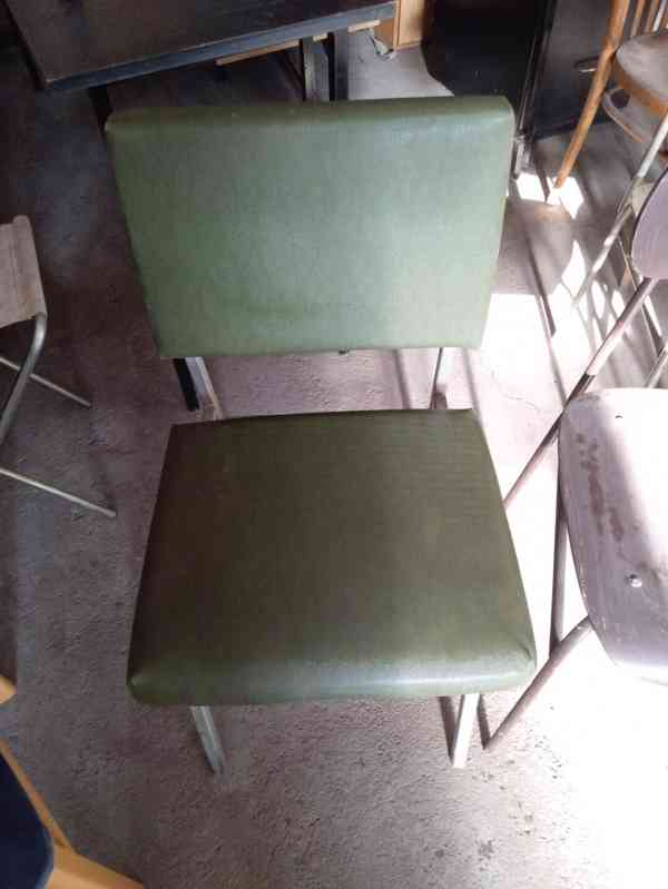 různé židle - foto 4