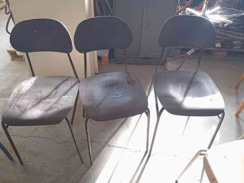různé židle - foto 2