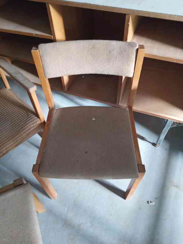 různé židle - foto 5