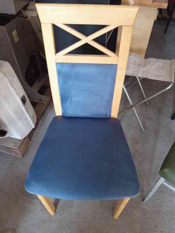 různé židle - foto 9