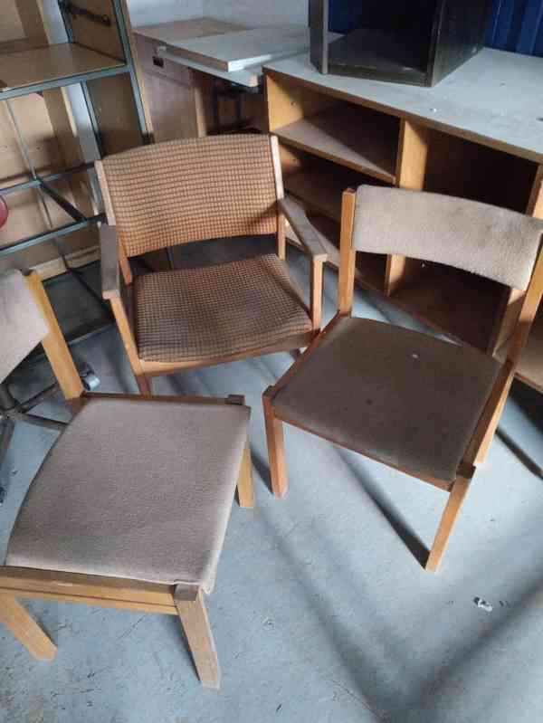 různé židle - foto 6
