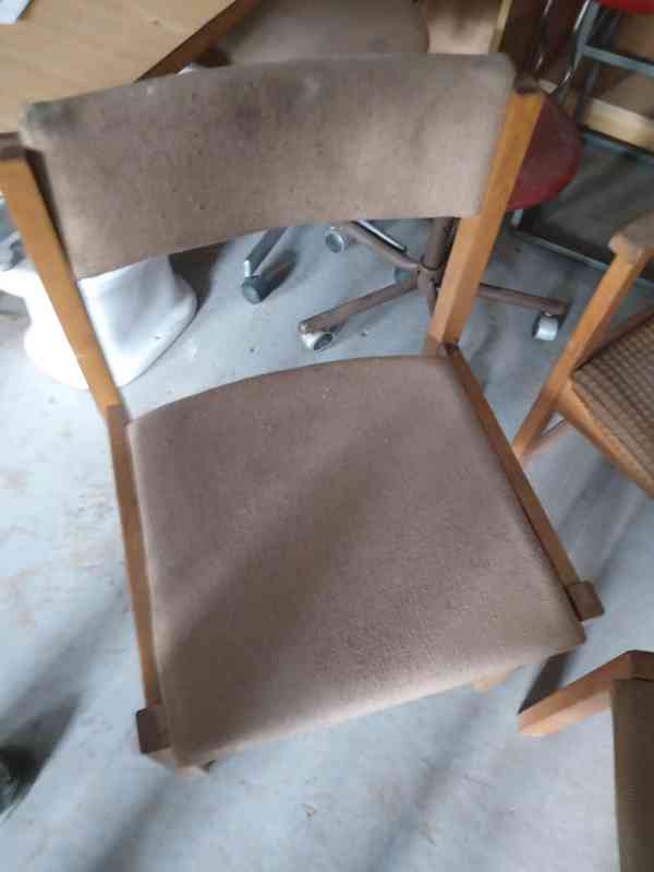 různé židle - foto 3