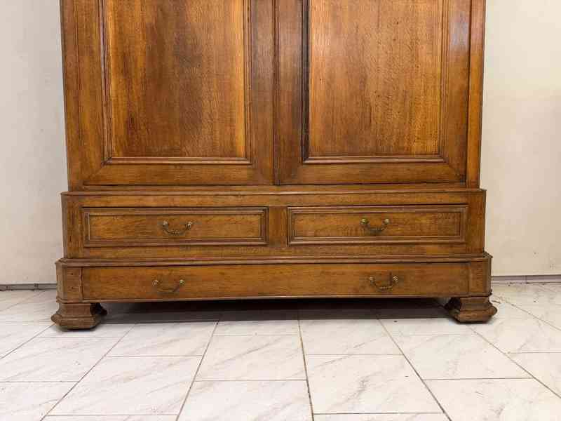 Starožitná šatní skříň  - foto 4