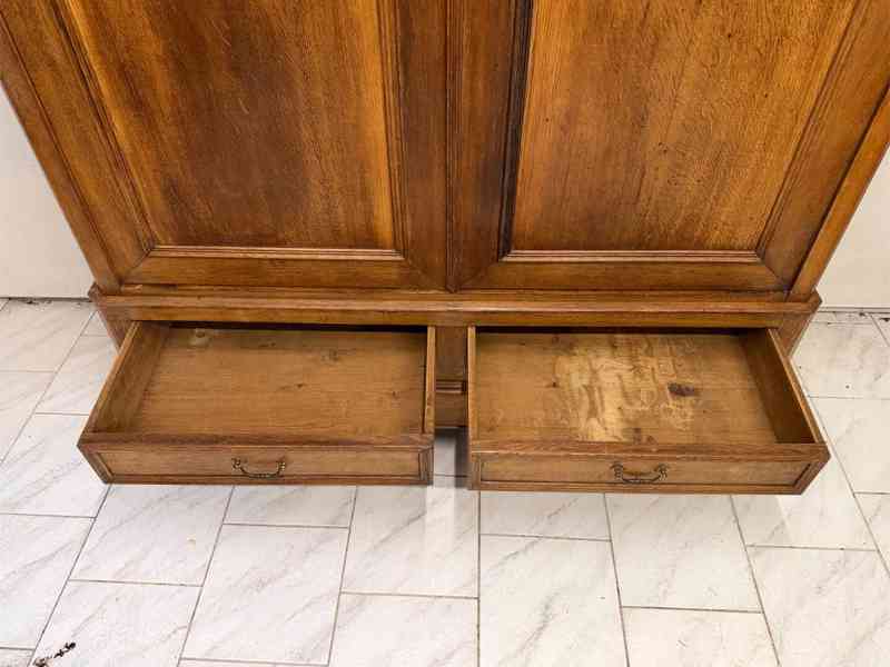 Starožitná šatní skříň  - foto 7