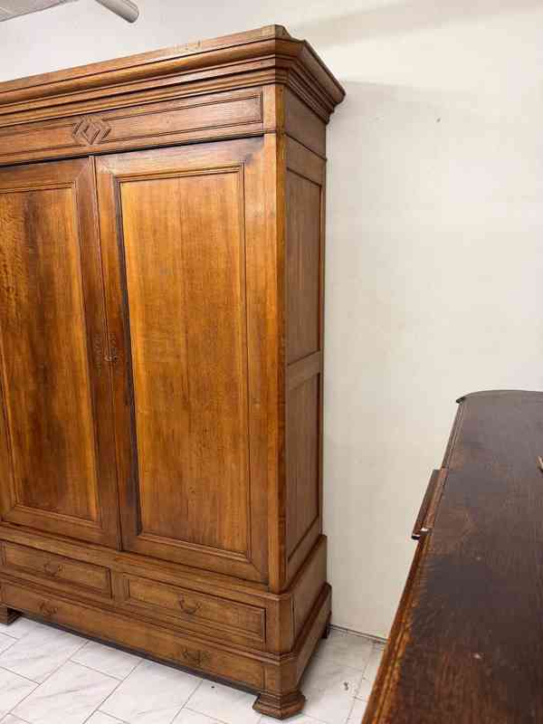 Starožitná šatní skříň  - foto 6