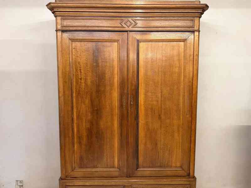 Starožitná šatní skříň  - foto 3