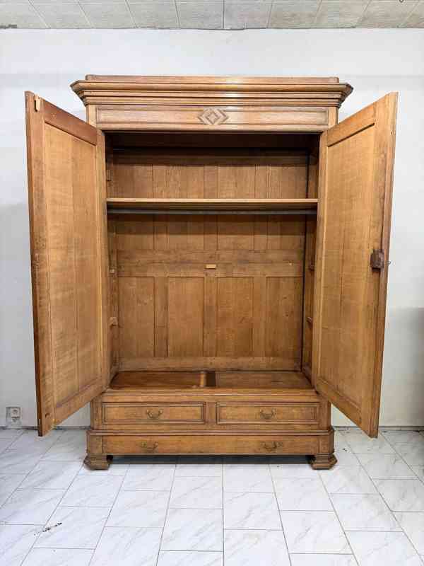 Starožitná šatní skříň  - foto 10