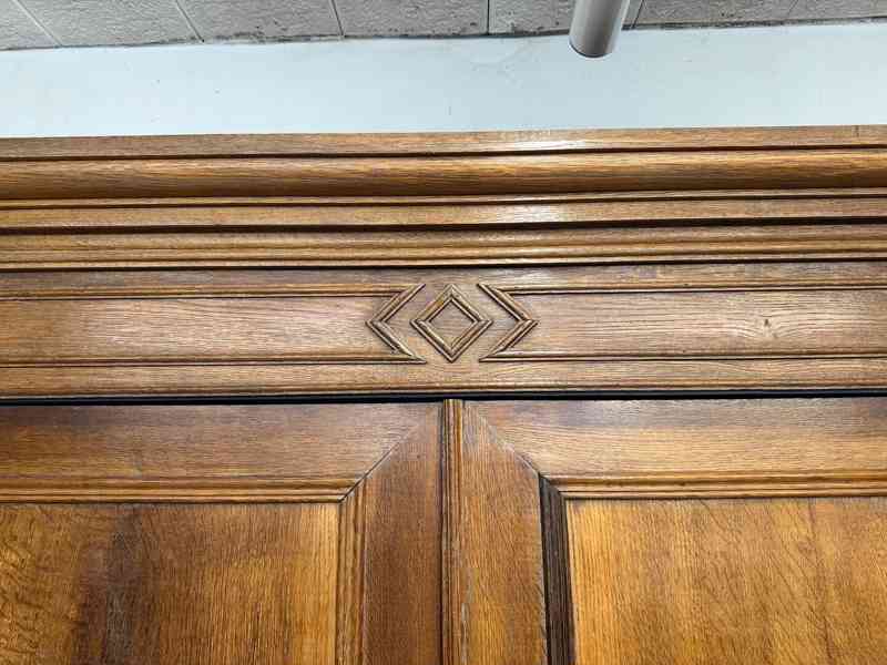 Starožitná šatní skříň  - foto 9