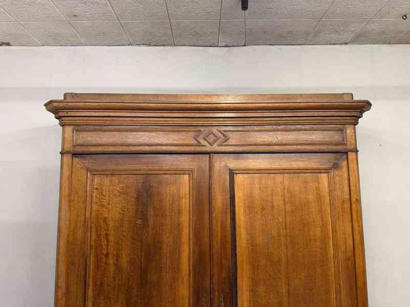 Starožitná šatní skříň  - foto 2