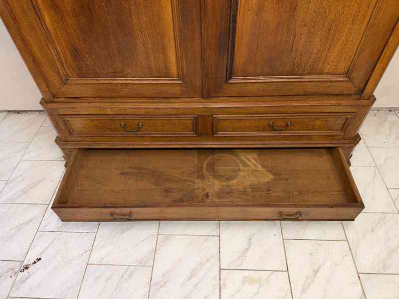 Starožitná šatní skříň  - foto 8