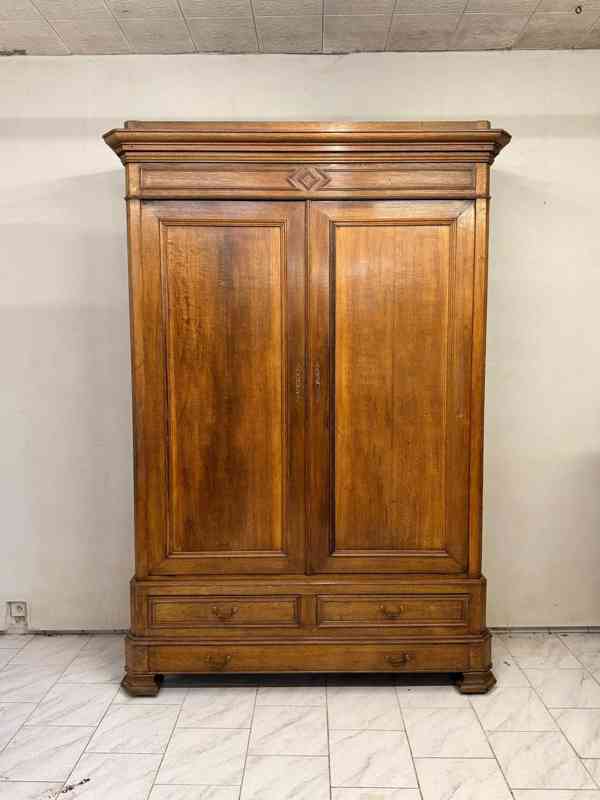 Starožitná šatní skříň 