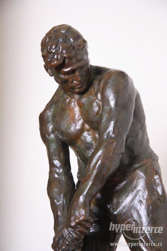 Bronzová socha muže. V. DEMANET