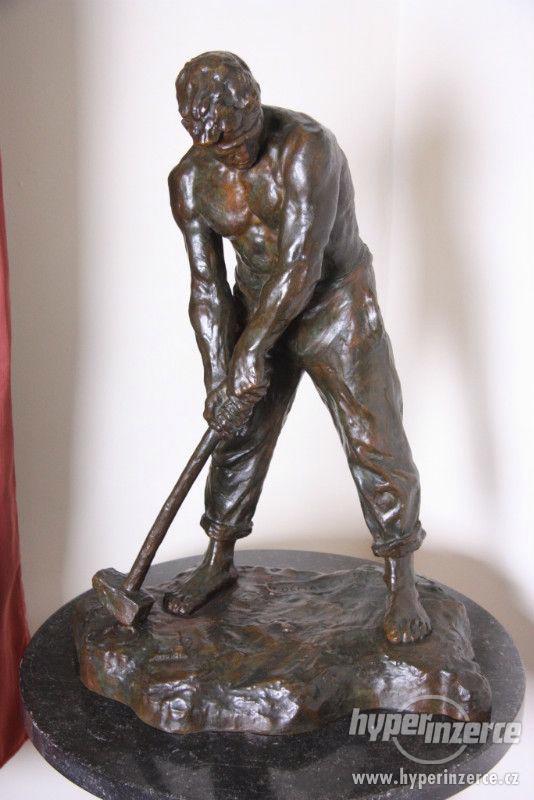 Bronzová socha muže. V. DEMANET - foto 2