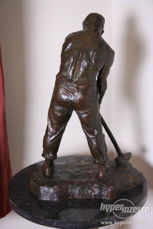 Bronzová socha muže. V. DEMANET - foto 4