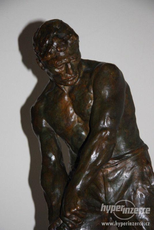 Bronzová socha muže. V. DEMANET - foto 5