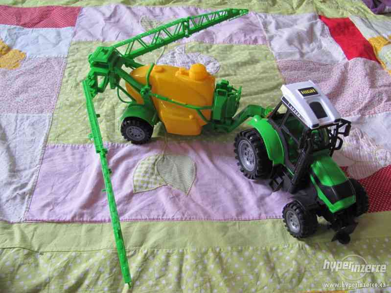 Velký traktor s vlekem - foto 1