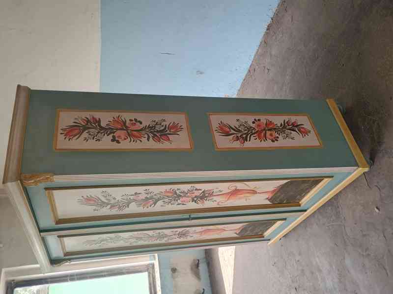 malovaná skříň po renovaci - foto 2